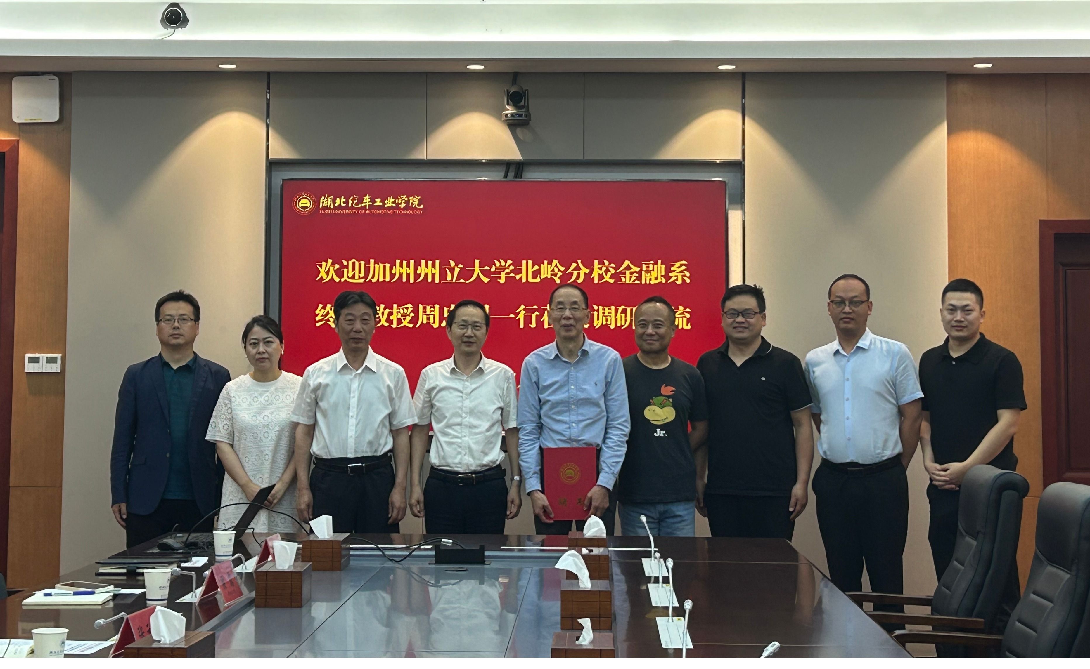 Distinguished Finance Professor from California State University, Northridge Visits Dongfeng Lecture Forum at Our University